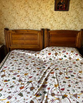 Camera da letto in noce massiccio