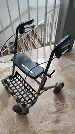 Rollator , deambulatore per anziani