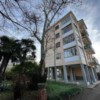 RARO APPARTAMENTO PLURICAMERE NEL CUORE DI MONT...