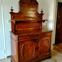 Credenza con piattaia