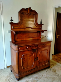 Credenza con piattaia