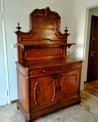 Credenza con piattaia