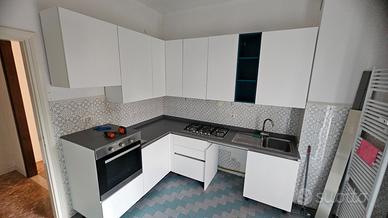Cucina Angolare Moderna con elettrodomestici