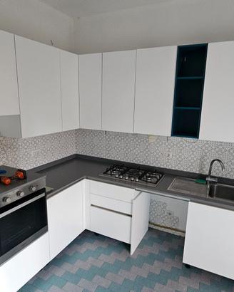 Cucina Angolare Moderna con elettrodomestici