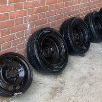 Cerchioni in ferro per auto con pneumatici