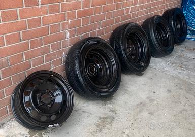 Cerchioni in ferro per auto con pneumatici