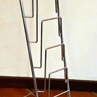 Portariviste da pavimento in metallo