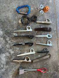 Stock Chiodi arrampicata e altri accessori