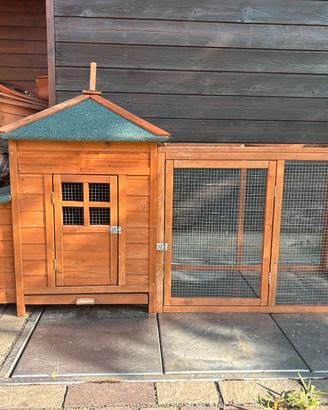 Pollaio in legno con recinto