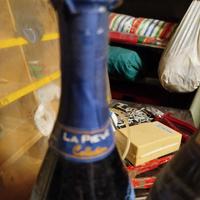 x collezionisti di bottiglie di vino 