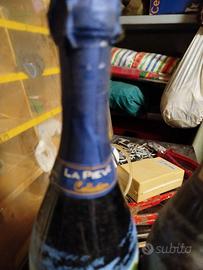 x collezionisti di bottiglie di vino 