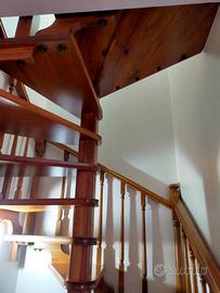 SCALA A CHIOCCIOLA IN LEGNO