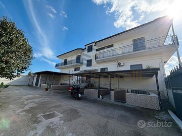 Struttura B/5 Con Ampio Parcheggio