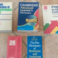 Vari dizionari inglesi.