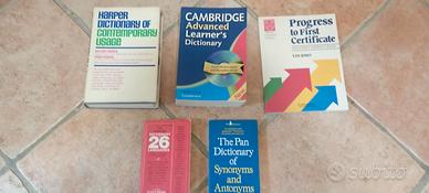 Vari dizionari inglesi.
