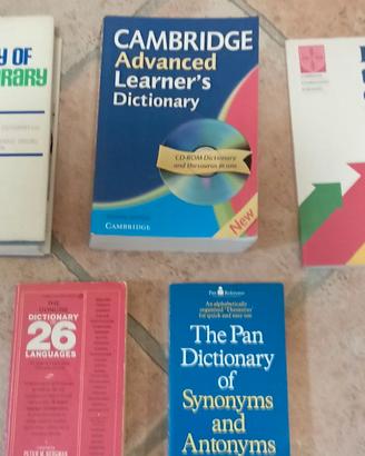 Vari dizionari inglesi.