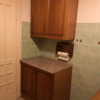 Credenza da cucina con scaffale