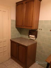 Credenza da cucina con scaffale