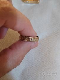 Anello color oro con motivi geometrici 