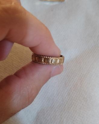 Anello color oro con motivi geometrici 