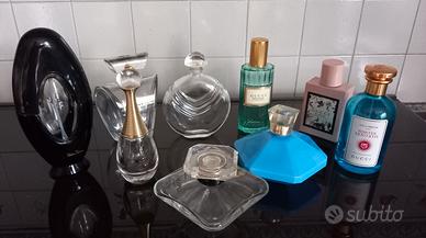 Bottiglie vintage vuote di profumo