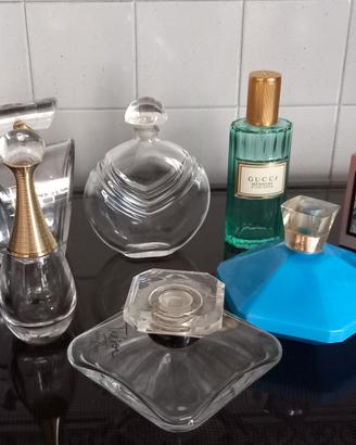 Bottiglie vintage vuote di profumo