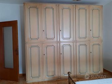 Armadio beige con finiture azzurro