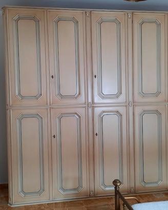 Armadio beige con finiture azzurro