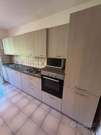 blocco cucina con elettrodomestici