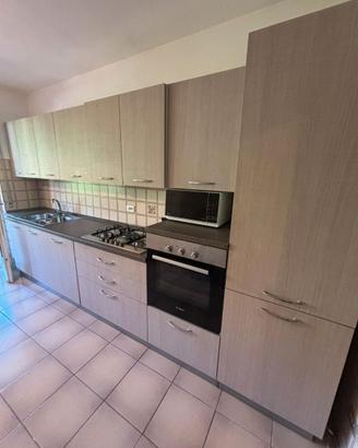 blocco cucina con elettrodomestici