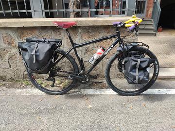 surly ogre accessoriata per viaggiare 