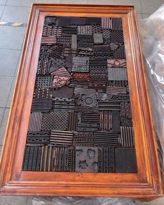Tavolo artigianale con stampi tessili antichi
