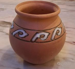 Vasetto in terracotta con decori geometrici