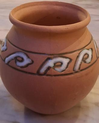 Vasetto in terracotta con decori geometrici