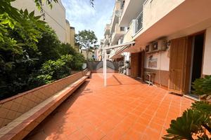 4 LOCALI A POZZUOLI