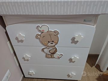 Cassettiera con fasciatoio integrato e lettino