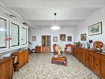Casa indipendente di 220 m² con più di 5 locali a 