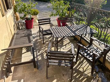 Sdraio e tavola con sedie per esterni