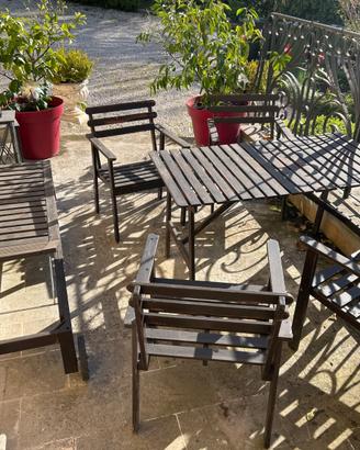 Sdraio e tavola con sedie per esterni