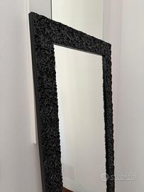 Specchio con cornice lavorata
