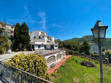 Villa con Giardino e Terrazzo con Vista Mare