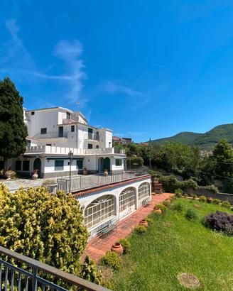 Villa con Giardino e Terrazzo con Vista Mare