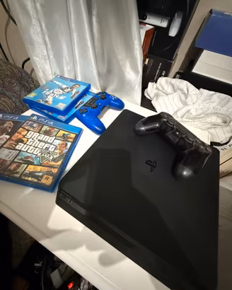 Ps4 slim + 2 joystick + gta 5 + 3 fifa