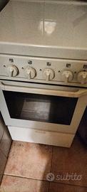 cucina con fornelli e forno a gas compatta