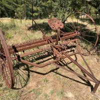 Rastrello di fieno antico