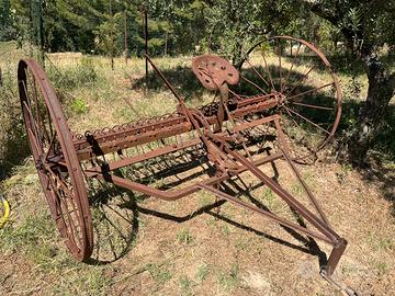 Rastrello di fieno antico