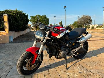 Ducati monster 696