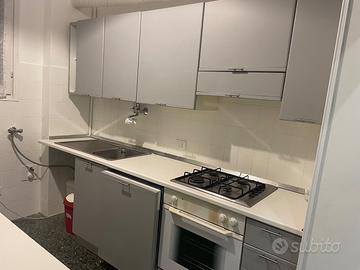 Cucina con elettrodomestici