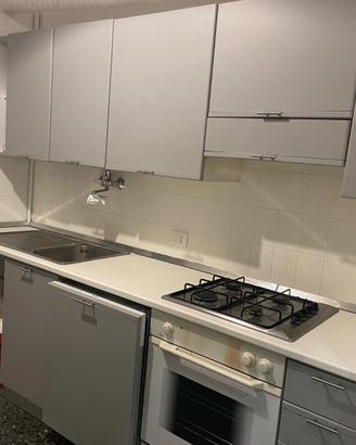 Cucina con elettrodomestici