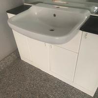 Mobile da bagno con ripiano in marmo e lavandino